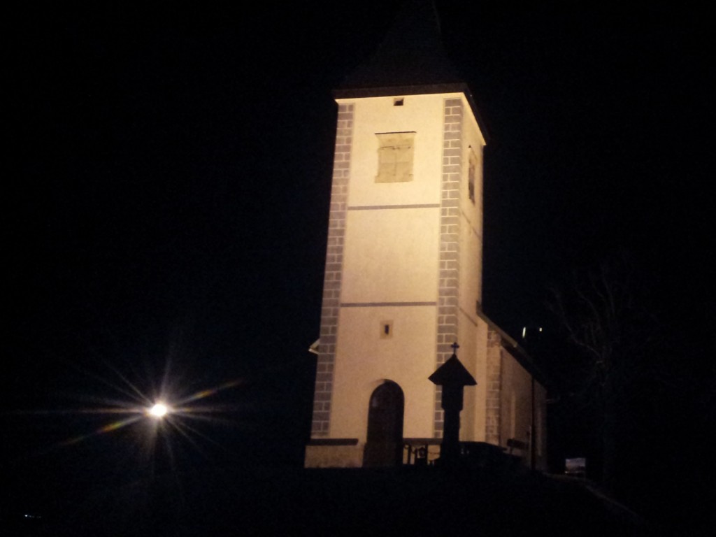 Osvetljena cerkev na poti