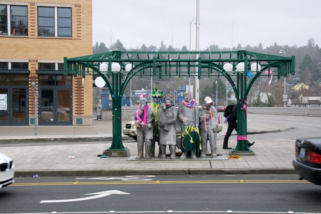 Waiting for the interurban z dekoracijo tistega dne