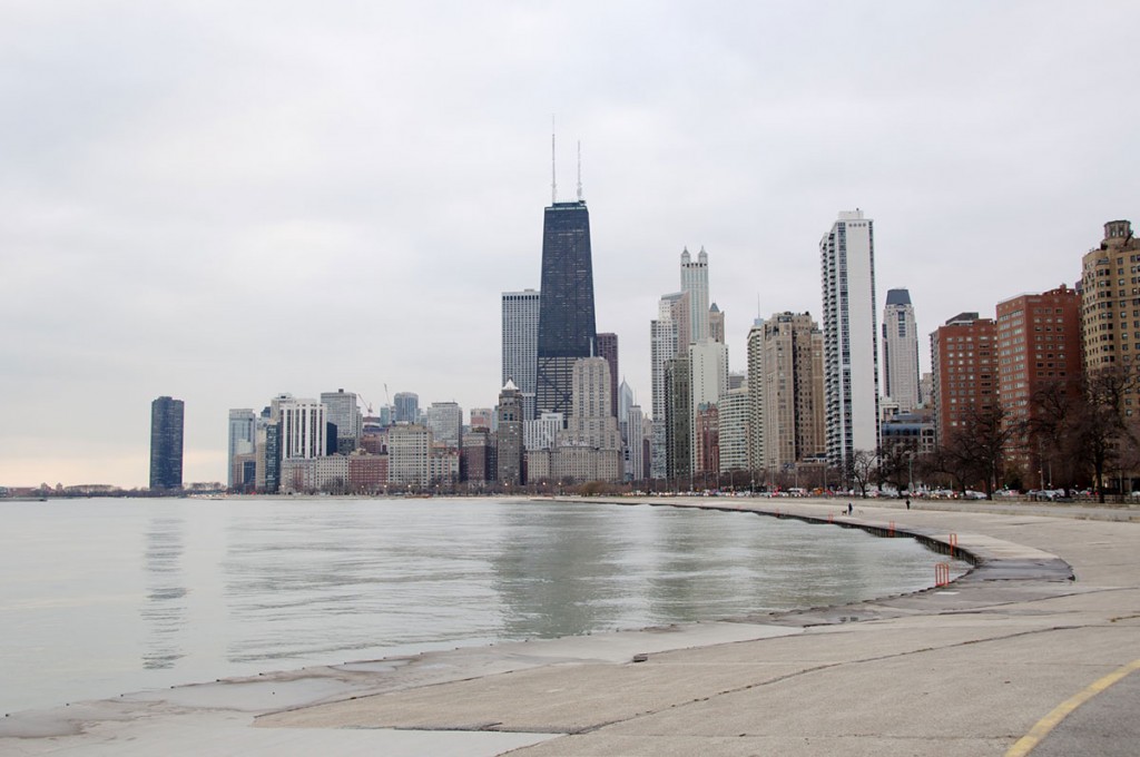 Pogled na Chicago s severa. V vetru in mrazu so zunaj samo nori geolovci.