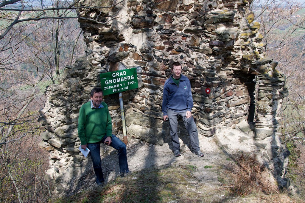 V ruševinah starega gradu, ki jih boste morali najti sami...