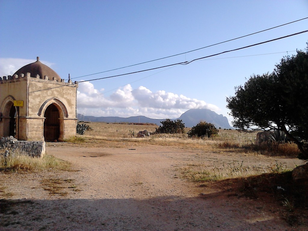 4. Cappella della Santa Crescenza in Monte Cofano v ozadju.