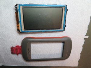 Odstranjen zaslon. Modro tesnilo preprečuje vdor vode in umazanije v napravo.