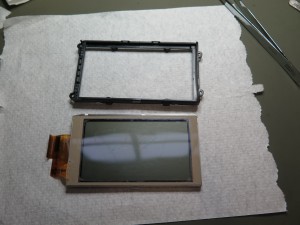 Zaslon ločimo od nosilca.