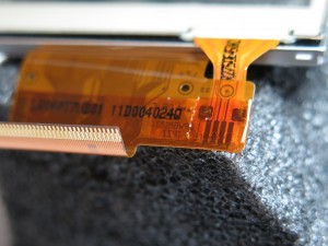 Podatkovna kabla za LCD (levo) in tipalo (desno) sta prispajkana skupaj.