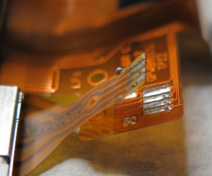 Kabla moramo ločiti, preden lahko tipalo odstranimo od LCD.