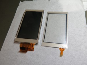 Desno je novo tipalo, ki bo nadomestilo staro nedelujoče.