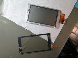 Odstranjeno in uničeno tipalo. Pazimo, da ostri drobni koščki ne poškodujejo LCD.