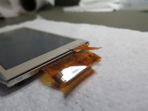 Prilepljeno tipalo. Združiti moramo še oba ploščata kabla.