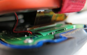 Podatkovni in napajalni konektor, ki povezujeta zgornjo in spodnjo polovico naprave.