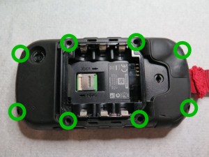 Vijaki, ki jih je potrebno odviti, da odpremo napravo.