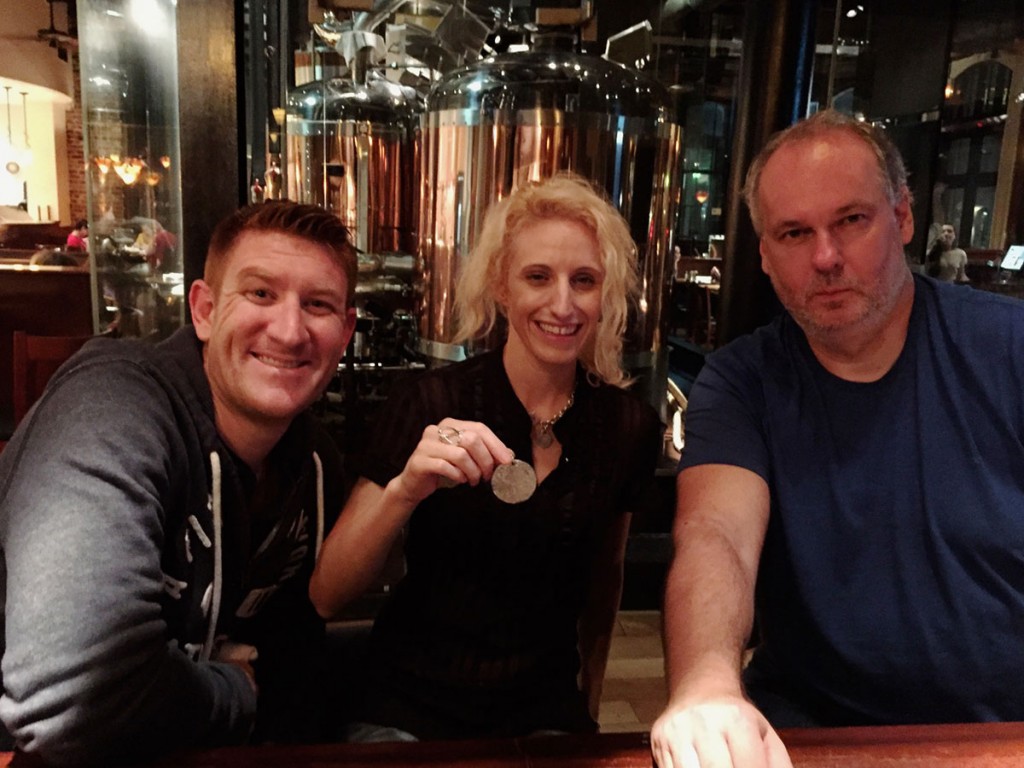 JasonSarahLucky in prinesitelj sledljivčka v charlestonski pivnici Southend Brewery.