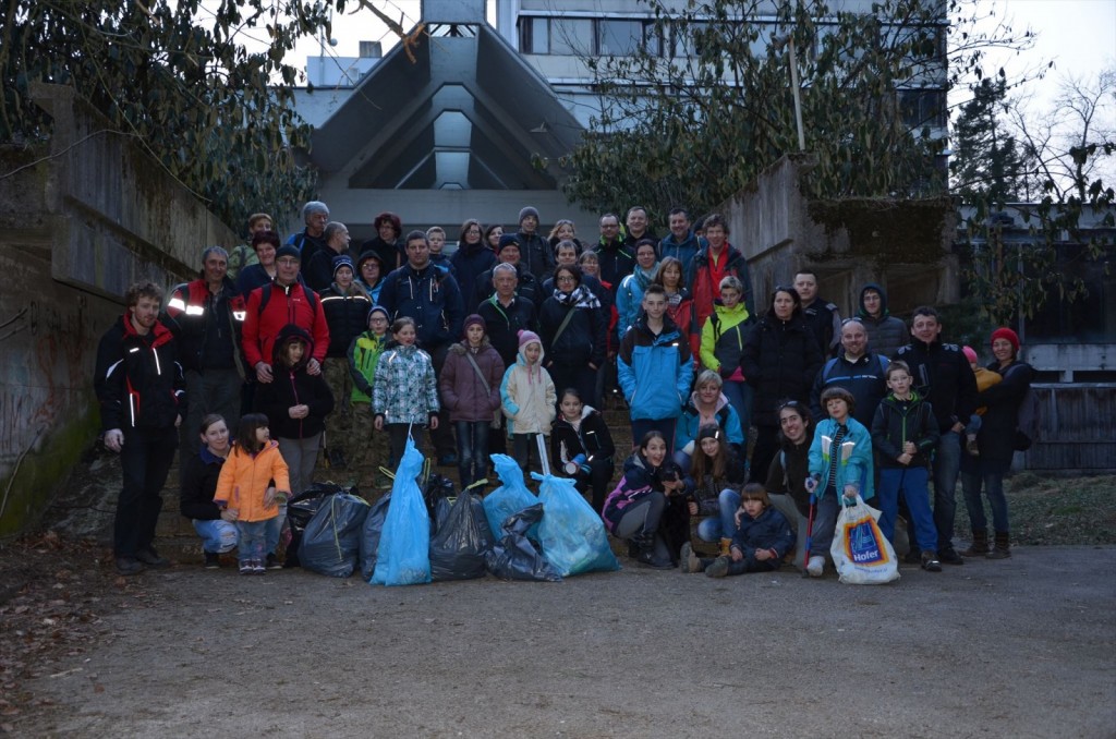 Udeleženci prvega slovenskega skupinskega CITO dogodka v Škofji Loki.