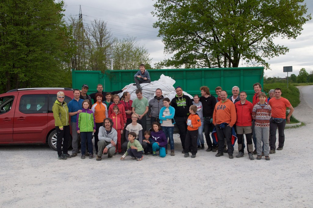Skupinska fotografija z zadnjimi vrečami.