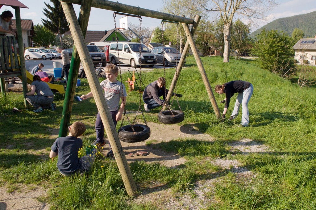 Prvi so z barvanjem začeli otroci.