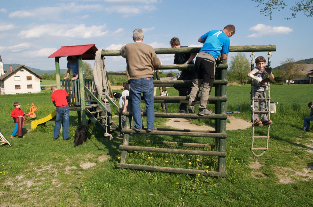 Najprej smo se nad igrala spravili z brusnim papirjem.