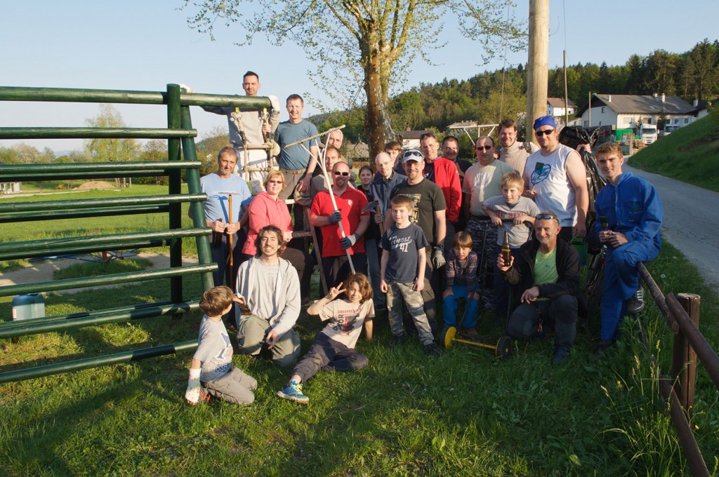 Skupinska slika z orodjem.