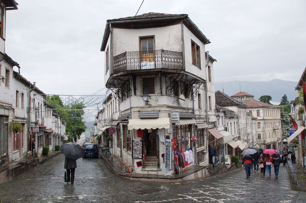Gjirokaster: deževni sprehod po zgodovinskem središču.