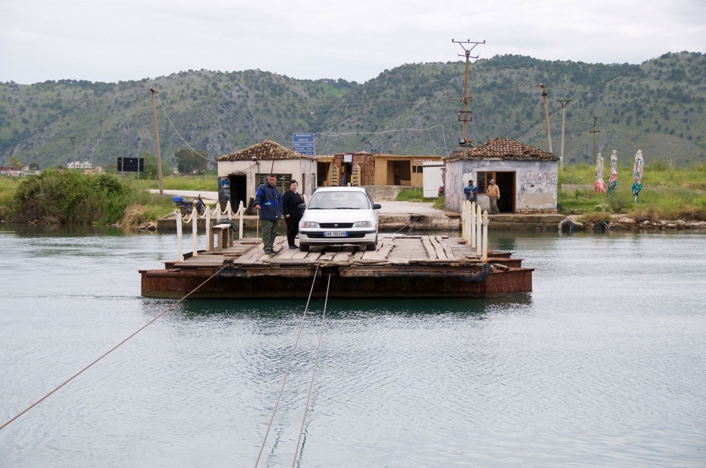 Brod čez kanal Vivari.