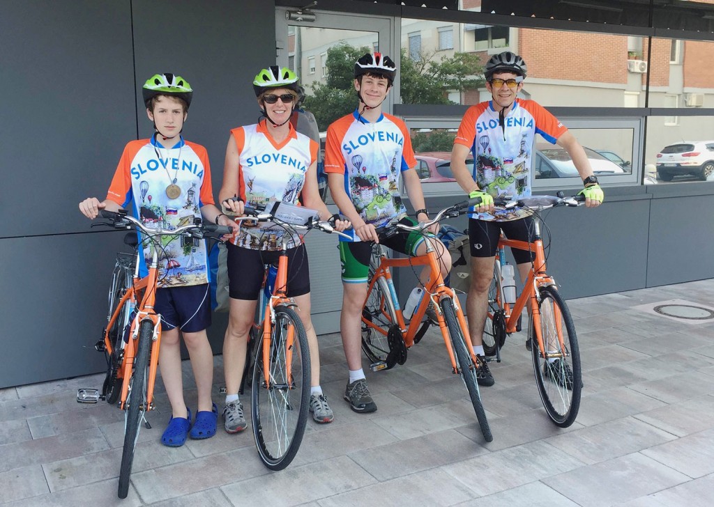 Družina Potter na štartu kolesarske dogodivščine.