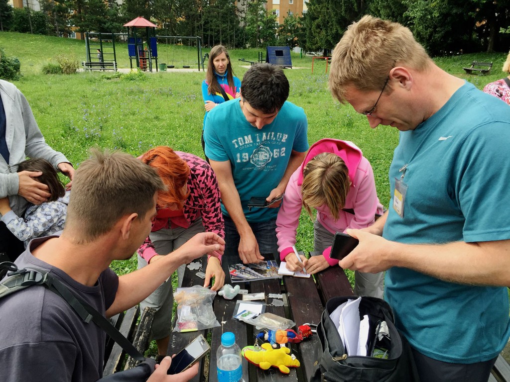Ekkeri (desno) nadzoruje izmenjavo in popisovanje sledljivčkov.