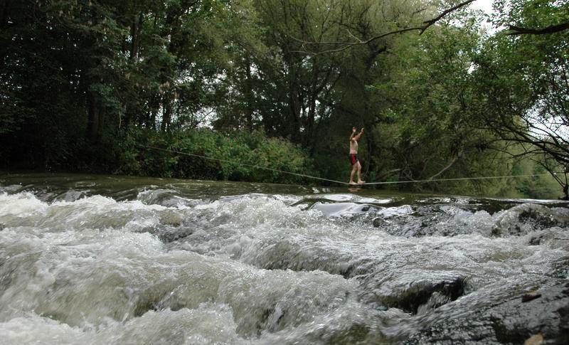 Slackline_ueber_wasser
