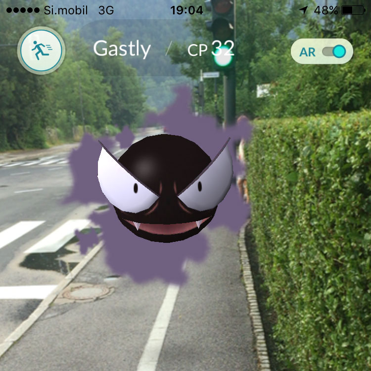Pokemon Gastly se je pojavil kar sredi kolesarske steze.