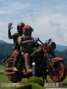 V krožišču malo pred jezerom nas pozdravi velikanski železni motorist.