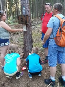 Ekipa Kinčoropi v družbi lastnikov Selesi AG pri eni od škatel.