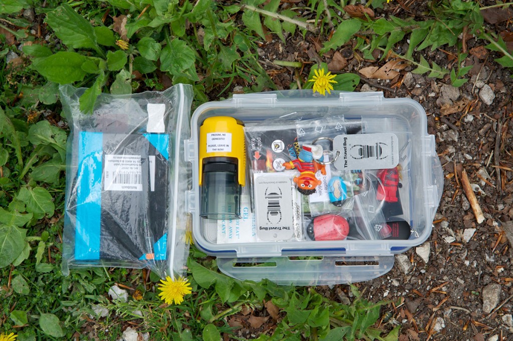 Hura, v zakladu so sledljivčki! Jih opazite?