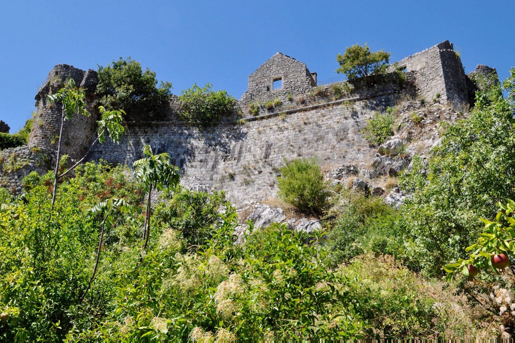 Ostanki utrdbe, ki je bila nekoč sedež črnogorskih vladarjev.