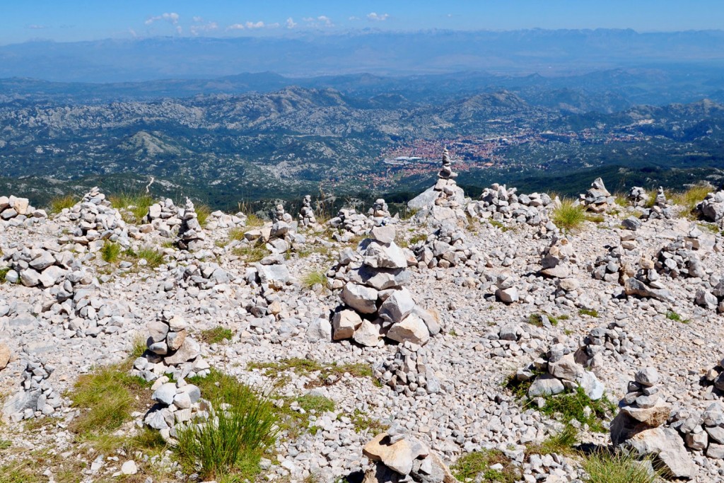 Kamniti možici blizu zaklada na vrhu. V ozadju Cetinje. A kdo opazi sledljivček Puffy Penguin?