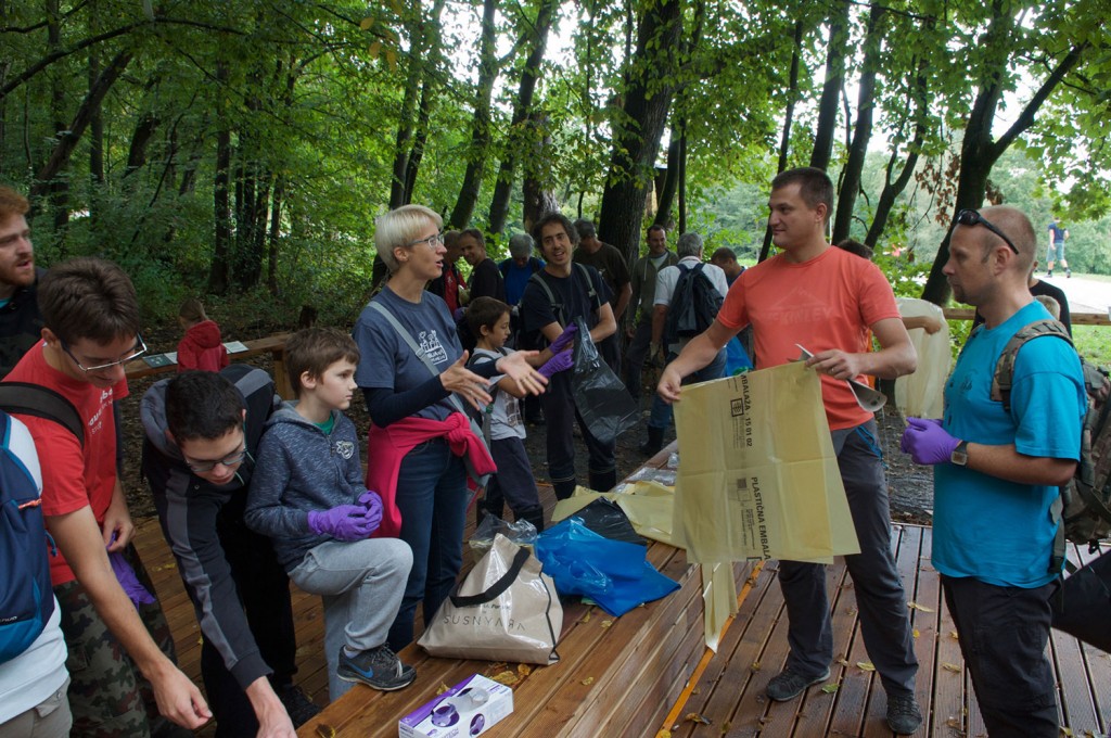 Razdeljevanje vreč in rokavic in zadnji napotki.
