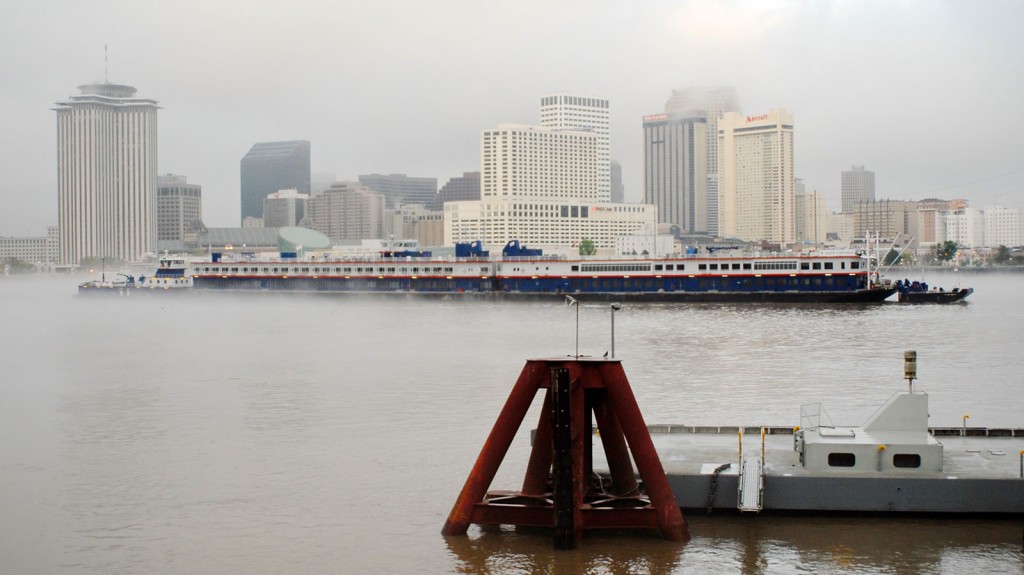 Jutranji pogled na downtown čez Misisipi. One Canal Plaza je nižja stolpnica v sredini.