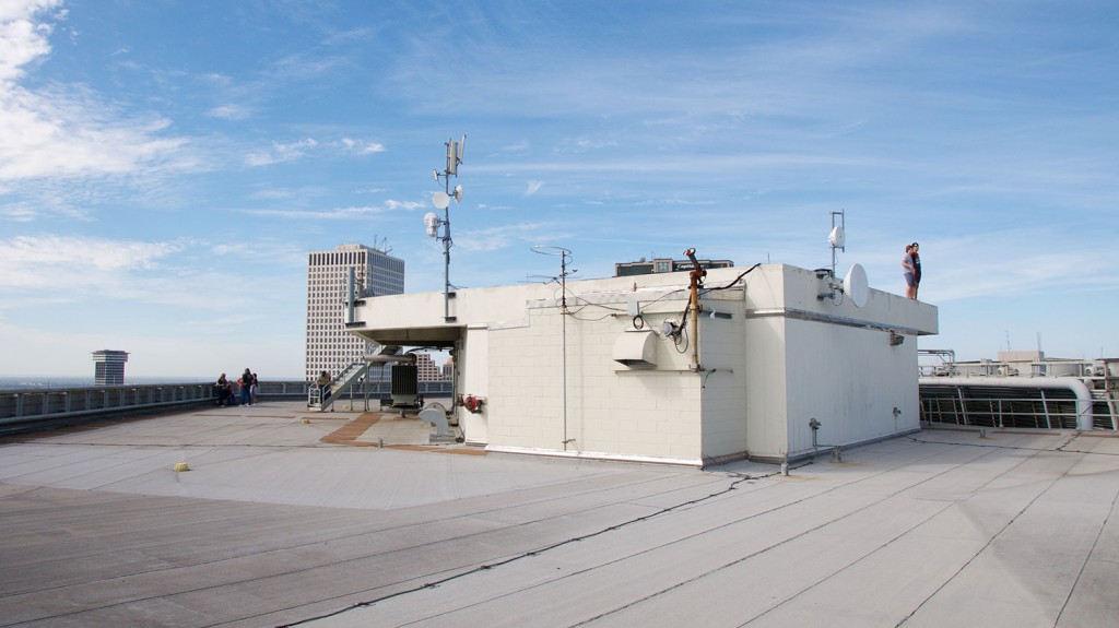 Na strehi. Geolovca občudujeta mesto z roba heliporta.