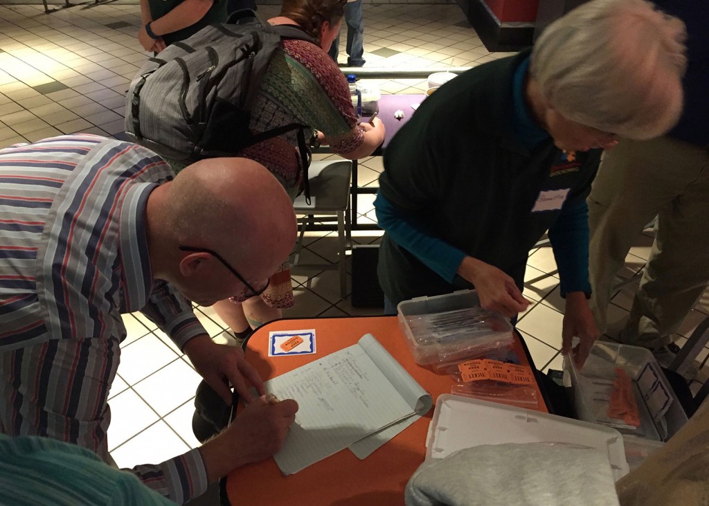 Ob vpisu v dnevnik je vsak dobil nalepko z vzdevkom in srečko.