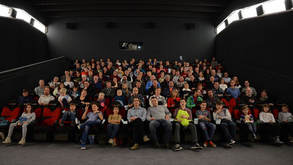 Do začetka projekcije so se napolnili skoraj vsi sedeži.