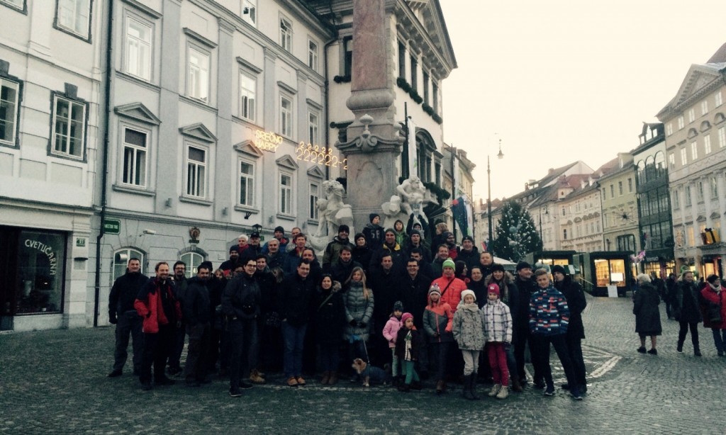 Skupinska fotografija udeležencev sedme izmenjave sledljivčkov v Ljubljani.