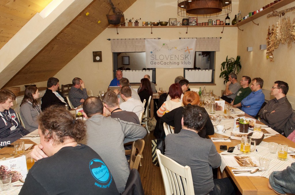 (Skoraj) vse oči so uprte v predsednika.