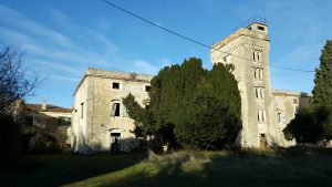 Zapuščen a še vedno naseljen dvorec pri Savudriji