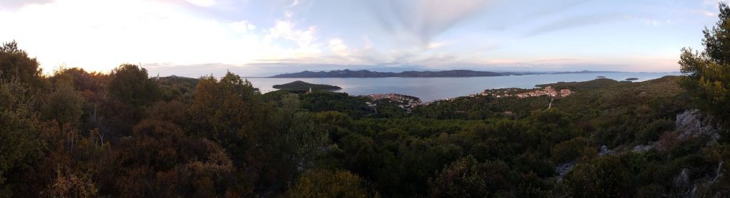 Prekrasen razgled iz vrha Gračišće proti celini (v ozadju Ugljan)