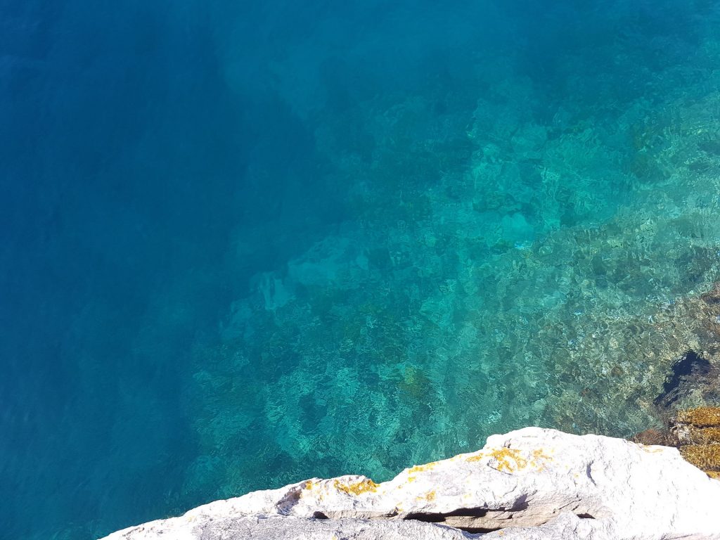 Vse modre barve morja pred otokom Mrtovnjak