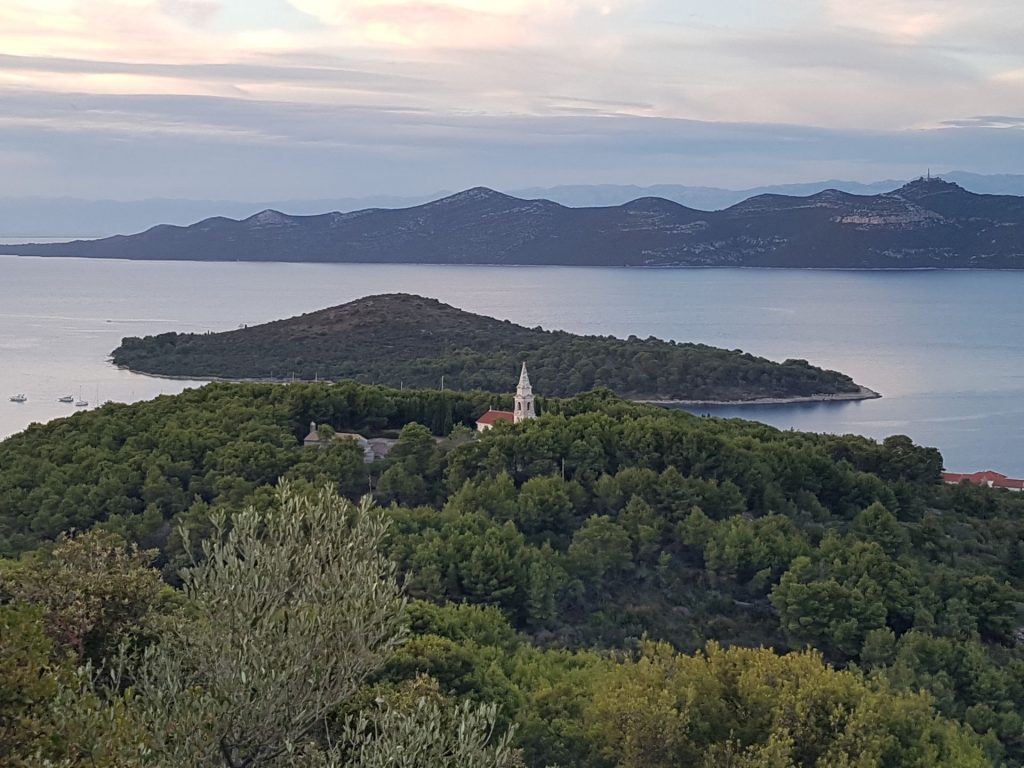 Otok Knežak z zakladkom na vrhu