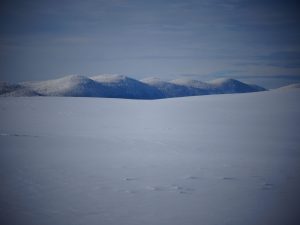 Debeli vrh na drugi strani Cerkniškega jezera