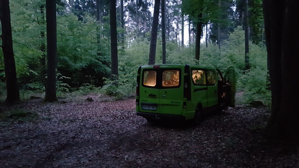 Naš geomobil po dolgi nočni vožnji na prvem postanku