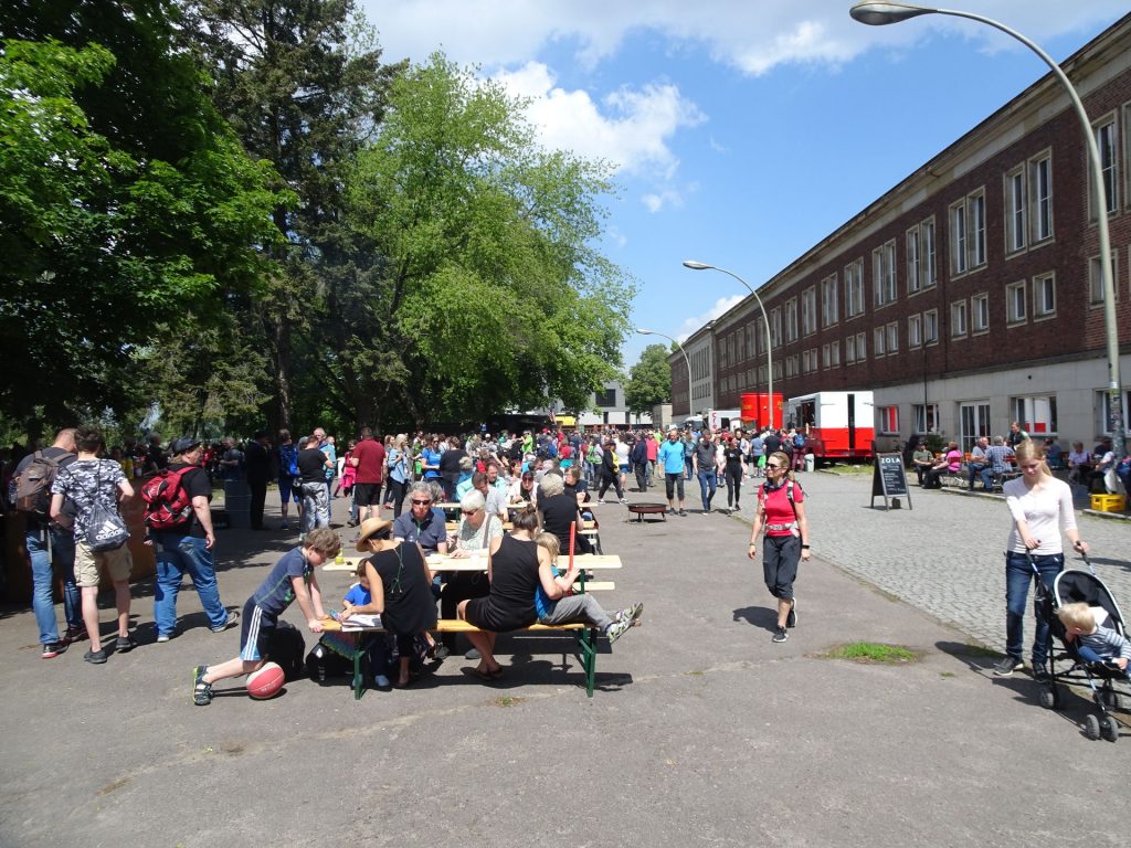 Giga Berlin, zunaj pred stavbo