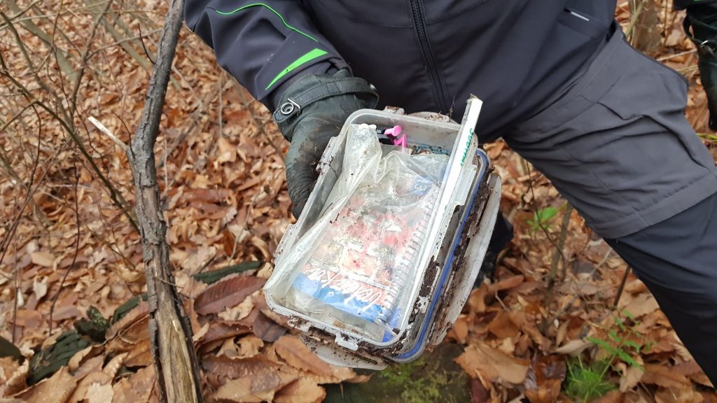 Originalna prva škatla s prvim logbookom